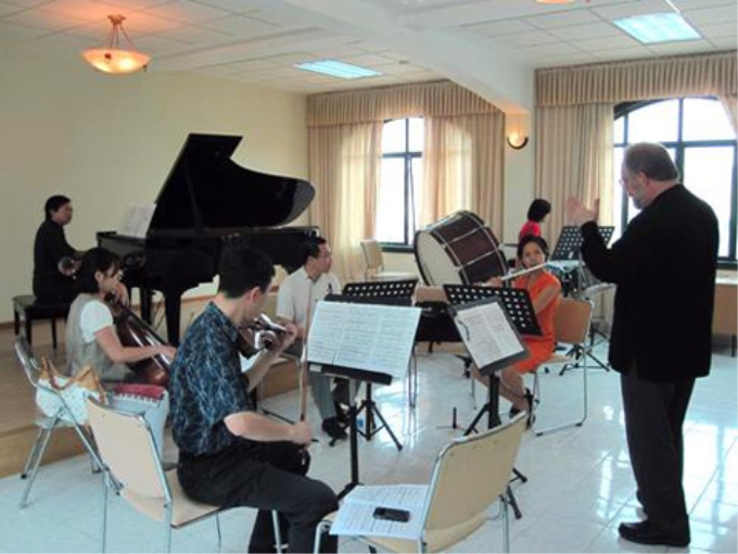 Buổi tập luyện của chỉ huy Jeff von der Schmidt với sinh viên Học viện Âm nhạc Quốc gia VN